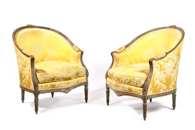 paire de fauteuils de style Louis XV en velours jaune, dotés de pieds en bois sculpté