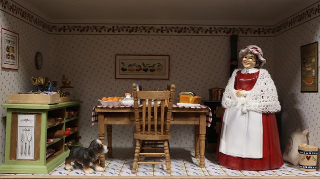 Diorama. Composition miniature, dans une vitrine en bois, vitre e...