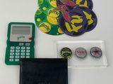 une calculatrice, un décapsuleur, un téléphone portable et un bouchon de bouteille