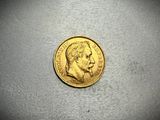 a close up of a gold coin with a man ' s face on it