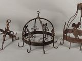 trois cages à oiseaux en métal ornées d'un cheval et un cheval dans une cage