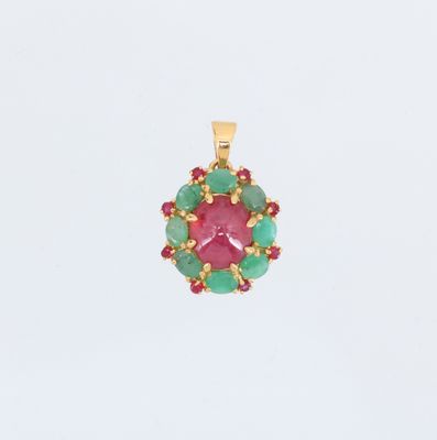 un gros plan d'un pendentif rose et vert sur fond blanc