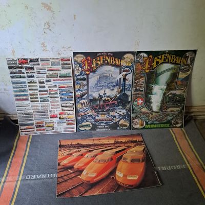 plein de jeux posés sur une table recouverte d'une couverture