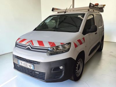 une camionnette blanche avec une bande rouge et blanche
