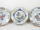 trois assiettes à motifs floraux posées sur une surface blanche