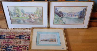 deux tableaux encadrés représentant un homme et une femme assis sur un tapis