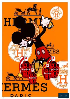 Mickey Mouse tenant une pancarte sur laquelle on peut lire « Hermès Paris »