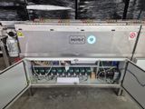 une machine qui se trouve à l'intérieur d'un entrepôt