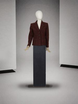 une photo d'un mannequin vêtu d'une veste rouge et d'une jupe noire