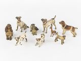 de nombreuses petites figurines de chiens sur une surface blanche