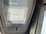 un gros plan d'un téléphone portable dans un bus