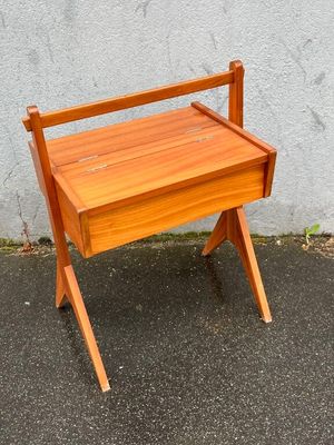 une petite table en bois avec un tiroir