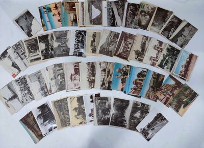 de nombreuses cartes postales anciennes sur un fond blanc