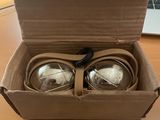 une boîte en carton contenant une paire de lunettes
