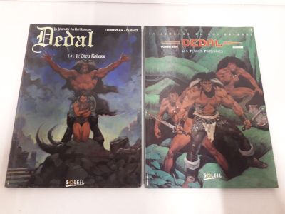 deux livres posés sur une table