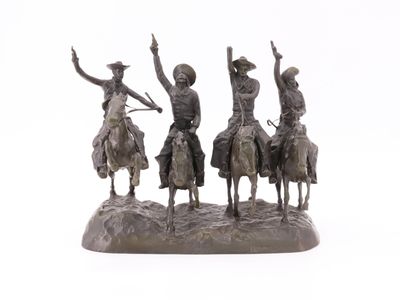 une statue représentant un groupe de personnes à cheval