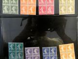 un réfrigérateur sur lequel sont collés tout un tas de timbres différents