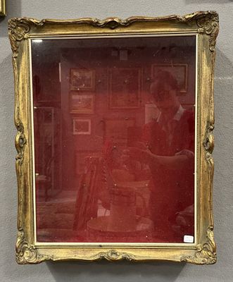 le reflet d'un homme dans un miroir accroché au mur