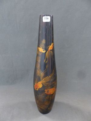 un vase noir orné d'un motif représentant un poisson rouge