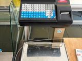 un ordinateur portable posé sur une pile de livres