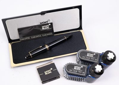 a pen and two cartridges in a box with a pen in it