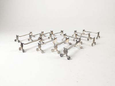 une image représentant un ensemble d'objets métalliques posés sur une surface blanche