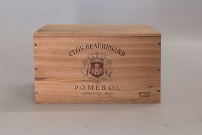 une boîte en bois portant un logo, posée sur une surface blanche