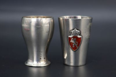 paire de coupes en argent ornées d'un blason et d'un écusson sur le côté