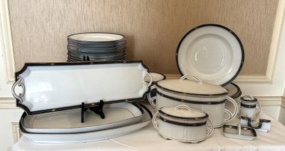 de nombreuses assiettes et casseroles posées sur une table recouverte d'une nappe blanche