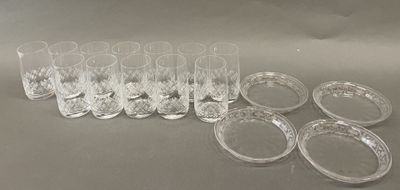 six verres transparents et un lot de six verres vides posés sur une table