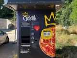 un distributeur automatique sur lequel est représentée une pizza