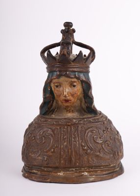 une vieille statue représentant une femme coiffée d'une couronne
