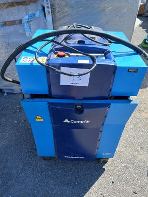un gros plan d'une machine bleue surmontée d'un tuyau