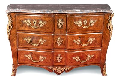une commode à dessus de marbre sur fond blanc