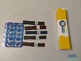 tout un tas d'appareils électroniques de toutes sortes sur la table