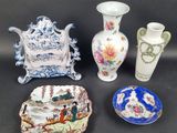 plusieurs types de vases et d'assiettes posés sur un fond noir