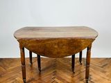 une petite table avec un plateau en bois posée sur un plancher en bois
