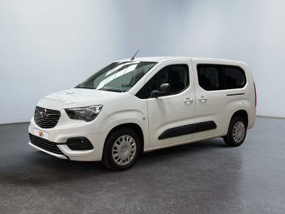 La petite camionnette blanche est garée dans une grande pièce.