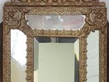 un miroir posé sur une table