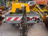 une photo représentant un tracteur et d'autres machines dans une casse
