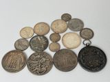 quelques vieilles pièces de monnaie sont posées sur une surface blanche