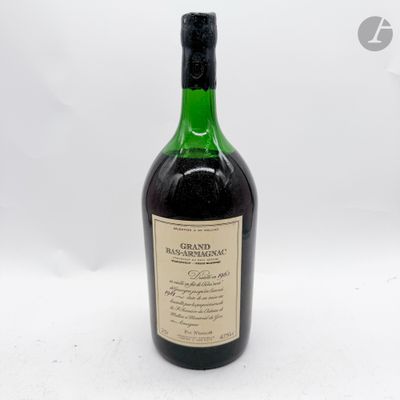 une vieille bouteille de vin posée sur une table blanche
