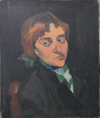 portrait d'une femme en tailleur noir et nœud papillon vert