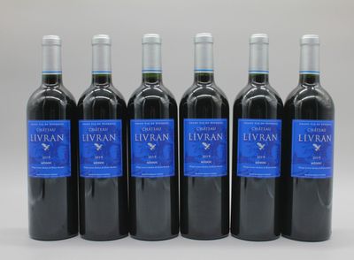 six bouteilles de vin rouge Livvan alignées en rang