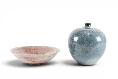 CERAMIQUE (deux) comprenant : VASE à panse ovoïde en grès ém…