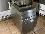 une image d'une friteuse commerciale dans une cuisine commerciale