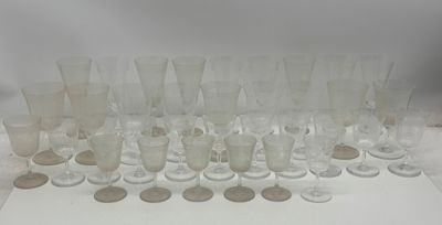 beaucoup de verres et de pièces de monnaie posés sur une table