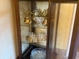 une vitrine en verre contenant de nombreux objets