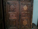une armoire en bois dans le coin d'une pièce