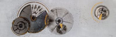 un gros plan d'une horloge sur la façade d'un immeuble